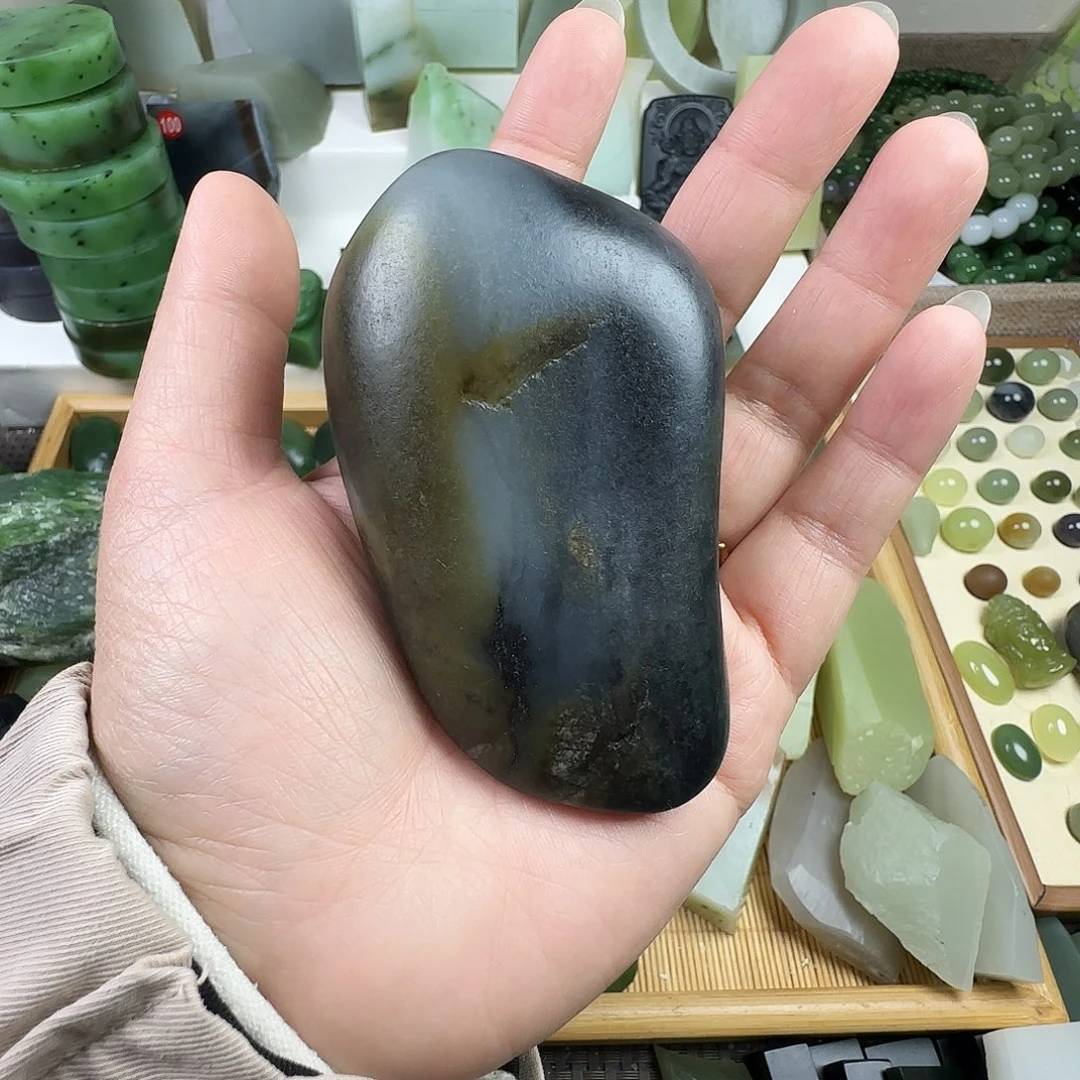 海***飞和田玉未镶嵌颈饰