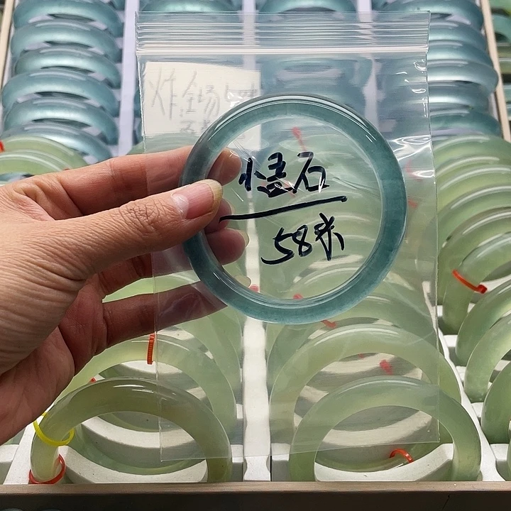 （***）石英质玉未镶嵌手镯