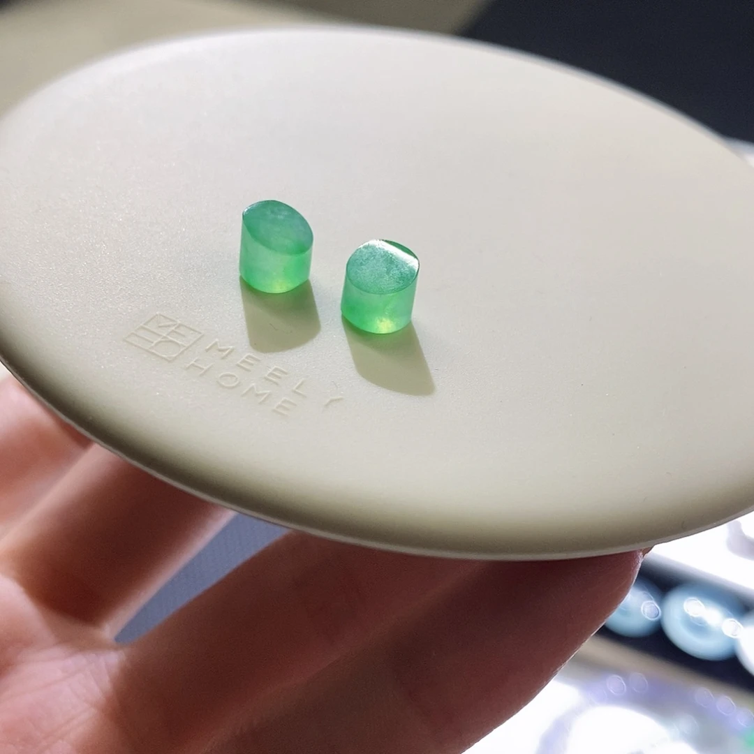 翡翠挂件未镶嵌绿桶一对