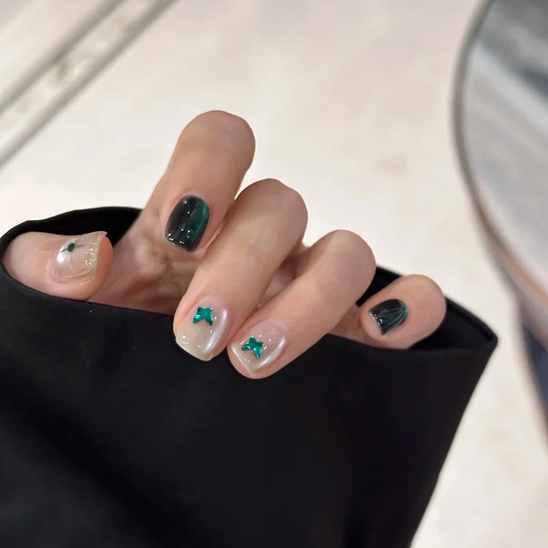 手工穿戴甲高级感墨绿色猫眼新款星星蝴蝶小众显白甜酷辣妹美甲贴