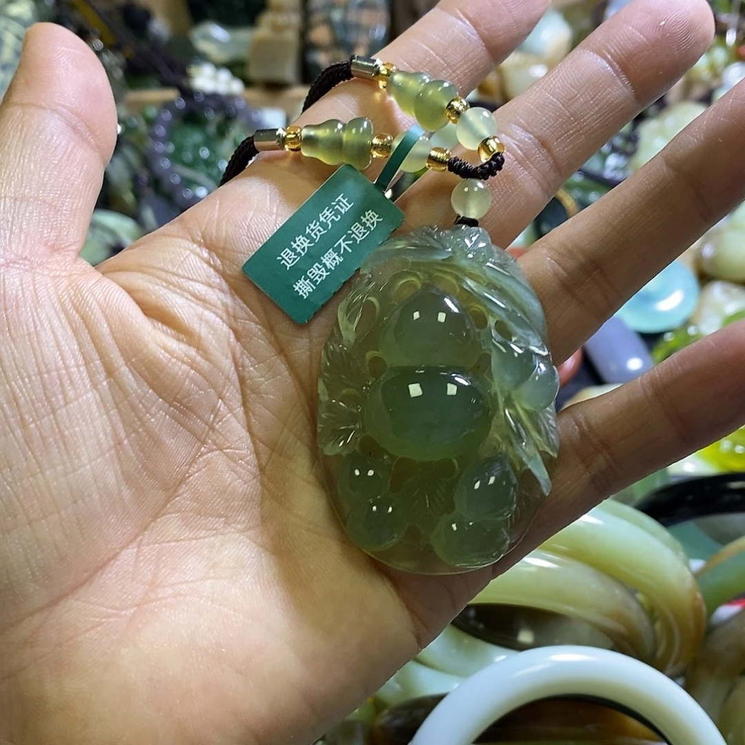 未镶嵌岫玉颈饰一个