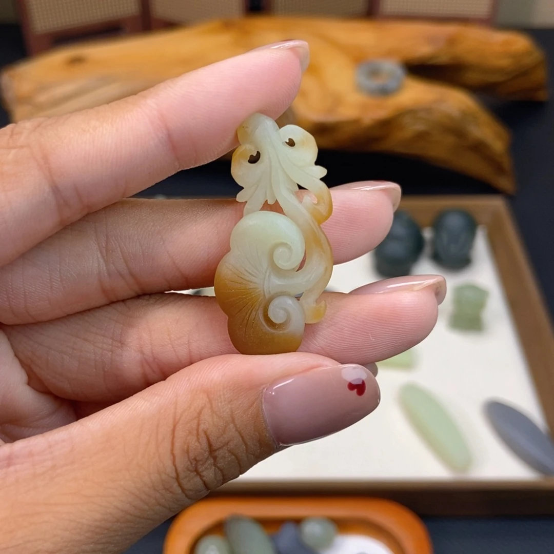 鸿***5吊坠(不含链)未镶嵌和田玉