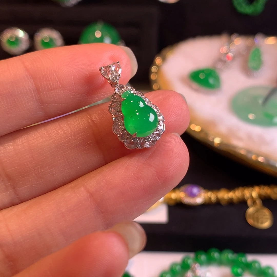 颈饰18K金镶嵌翡翠吊坠