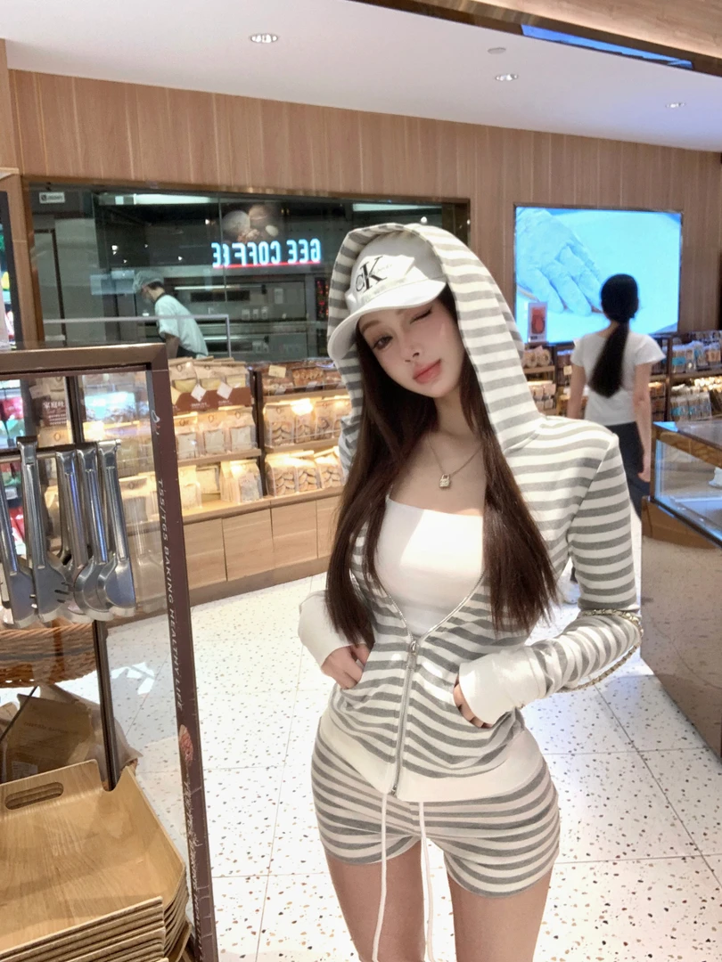 法式慵懒风出街条纹套装懒人松弛感修身显瘦连帽外套修身包臀短裤