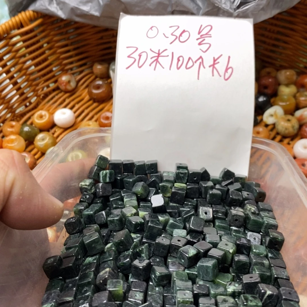 蛇纹石玉挂坠未镶嵌