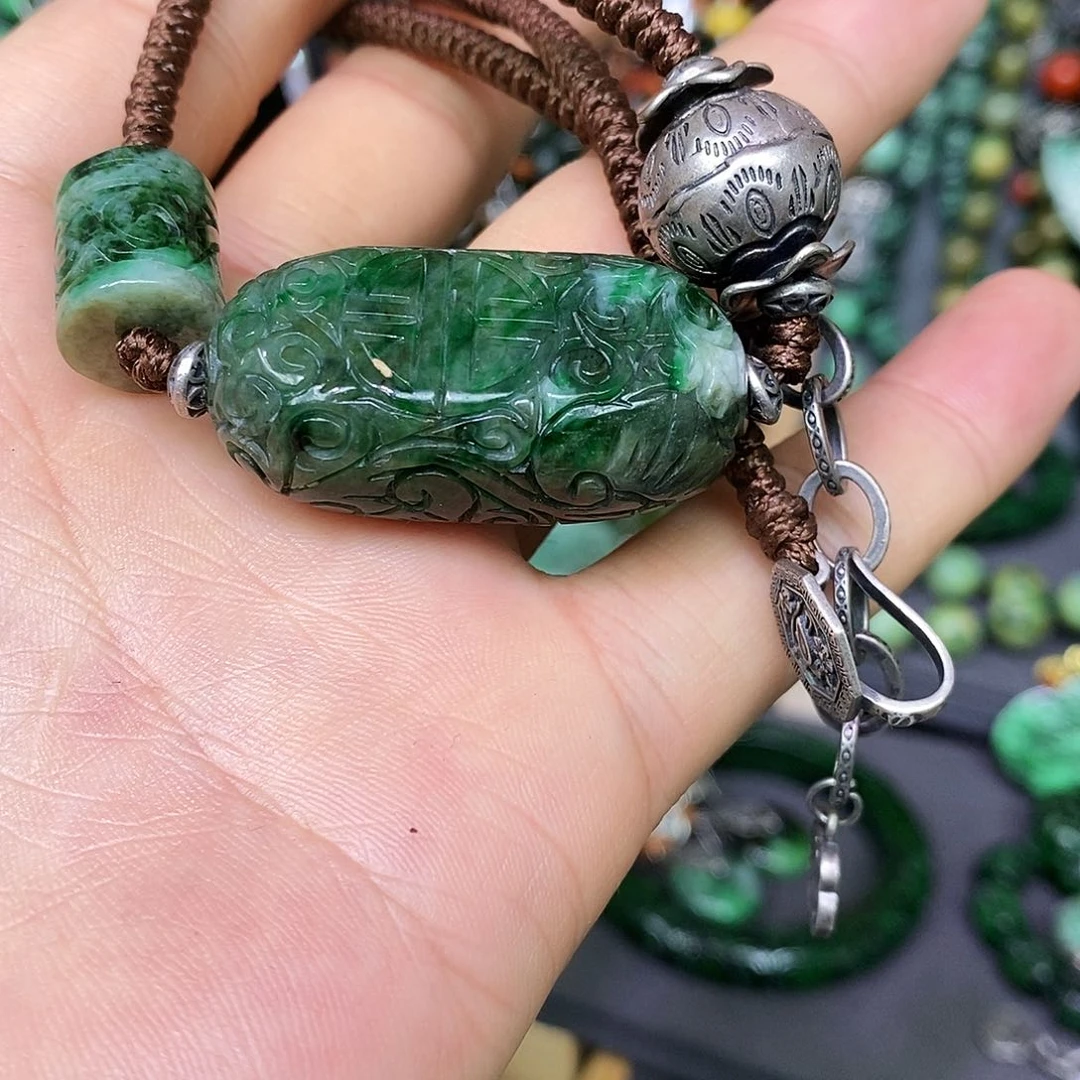 颈饰未镶嵌翡翠漂亮美眉