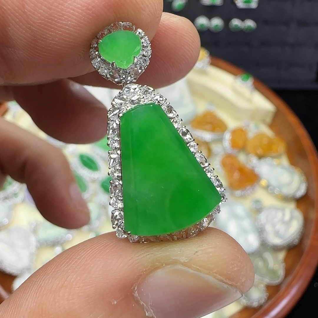 翡翠18K金镶嵌颈饰天然翡翠