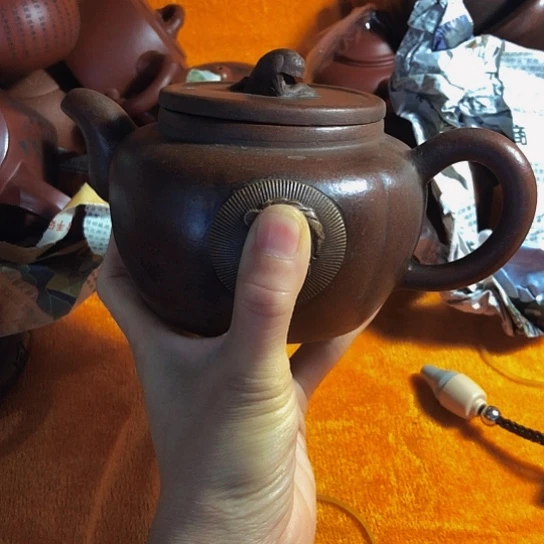 紫砂茶壶原矿泥料手工制作的紫砂壶。