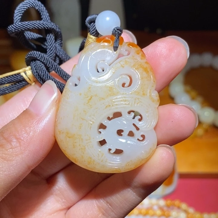 孙***远和田玉未镶嵌颈饰