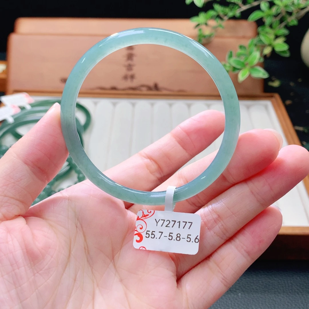 翡翠未镶嵌手镯（圆镯）