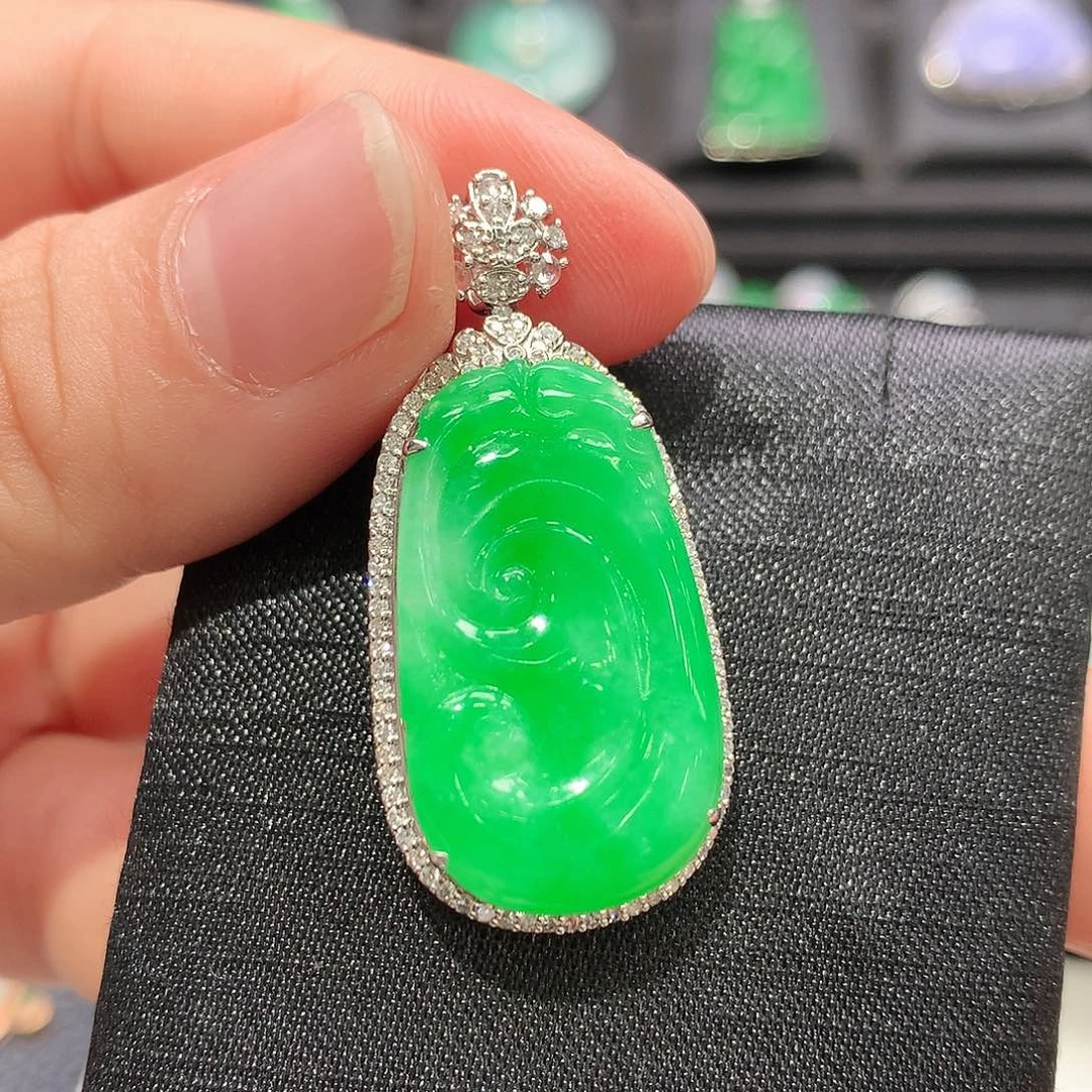 翡翠18K金镶嵌颈饰如意