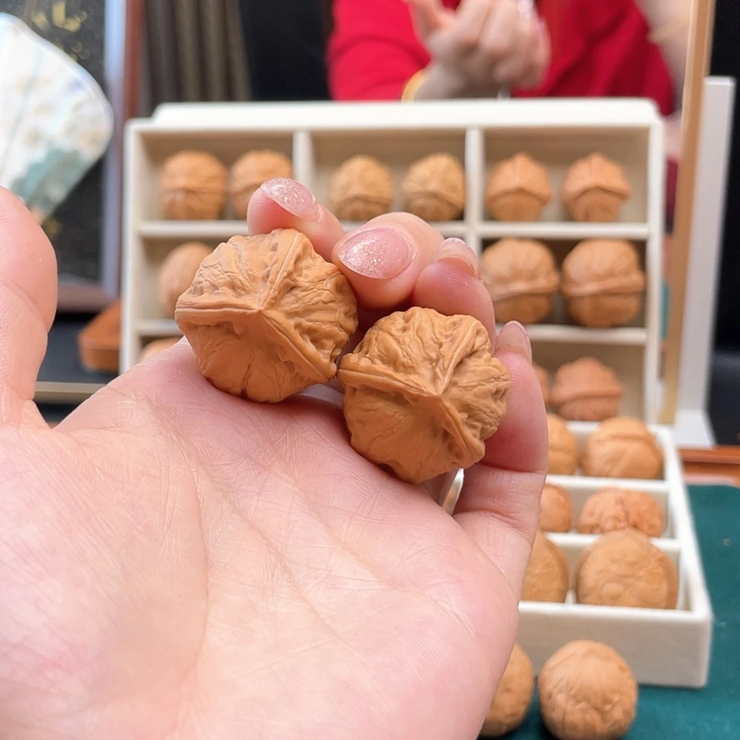 文玩核桃吊坠瓷娃娃三棱