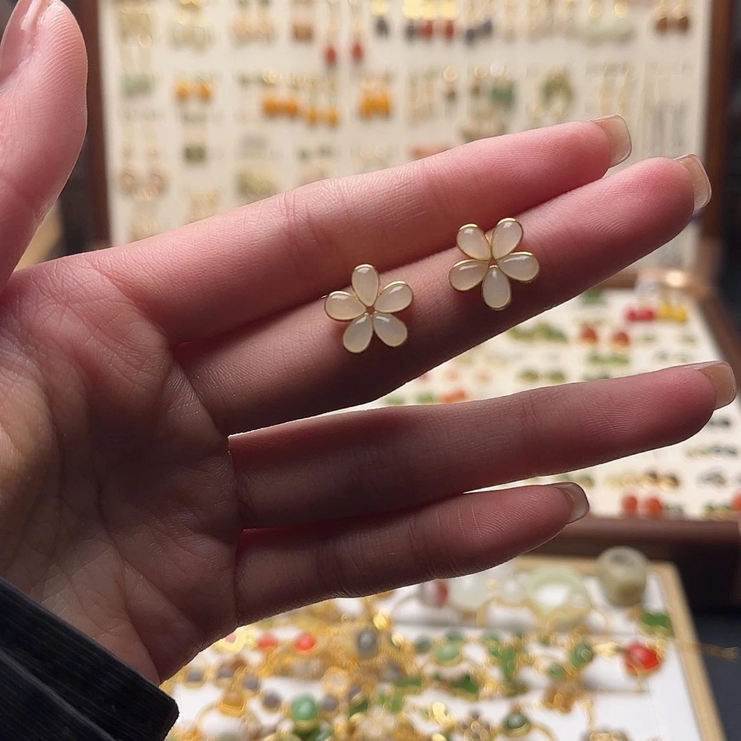 和田玉未镶嵌耳饰