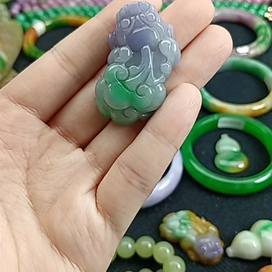 翡翠挂件未镶嵌翡翠