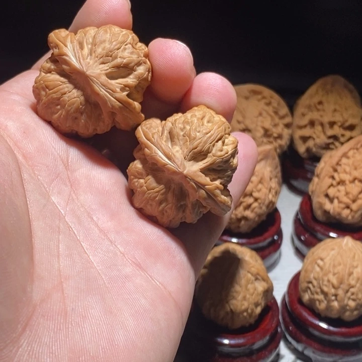 宁***滥把件文玩核桃37.5红锦鲤