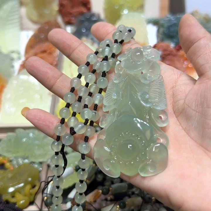 未镶嵌蛇纹石玉吊坠