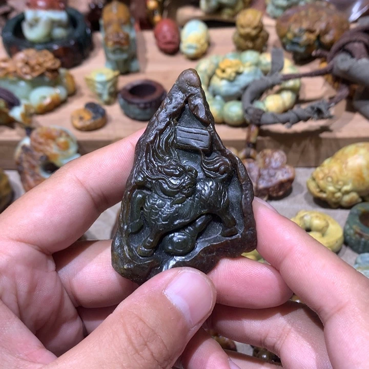 未镶嵌岫岩河磨玉（透闪石质玉）挂件