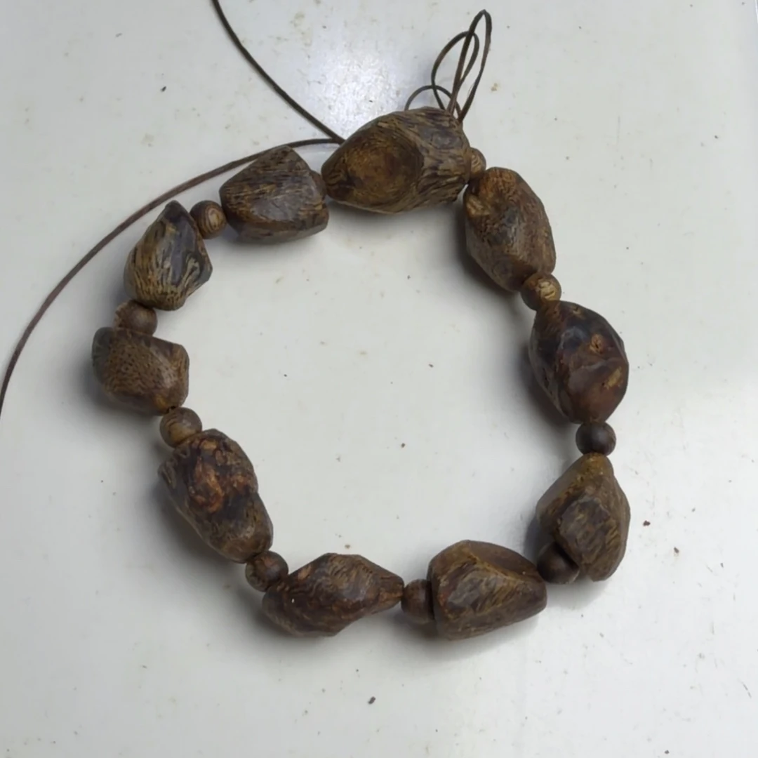 蒙***崔沉香碎屑沉香绿棋树丁随型10克