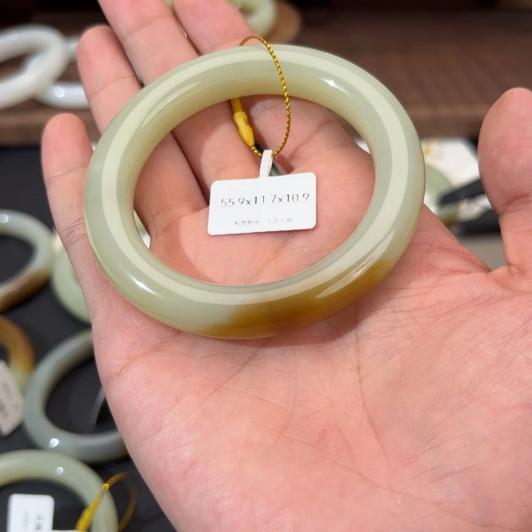 肖***曲未镶嵌手镯和田玉（糖玉）