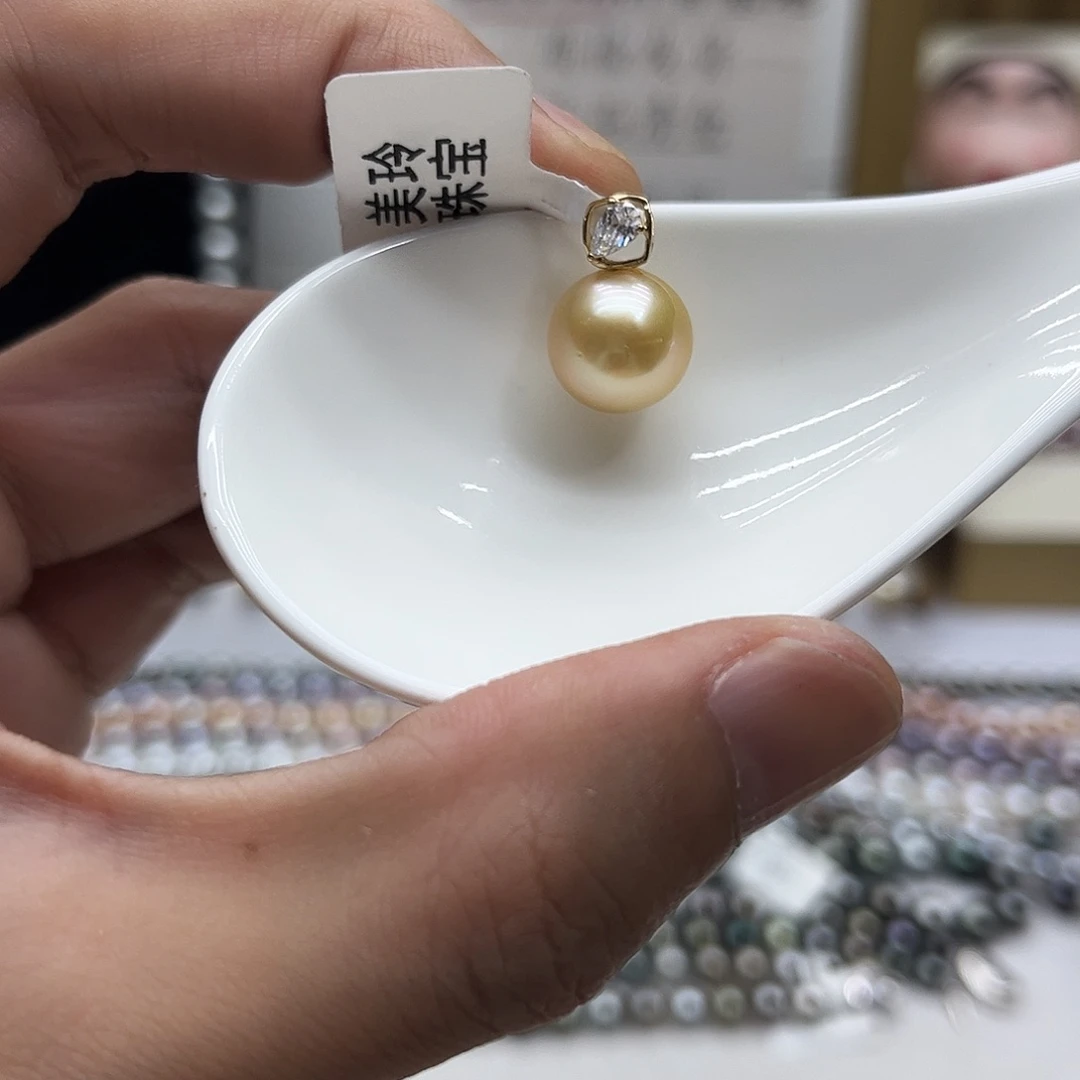 颈饰18K金镶嵌海水珍珠