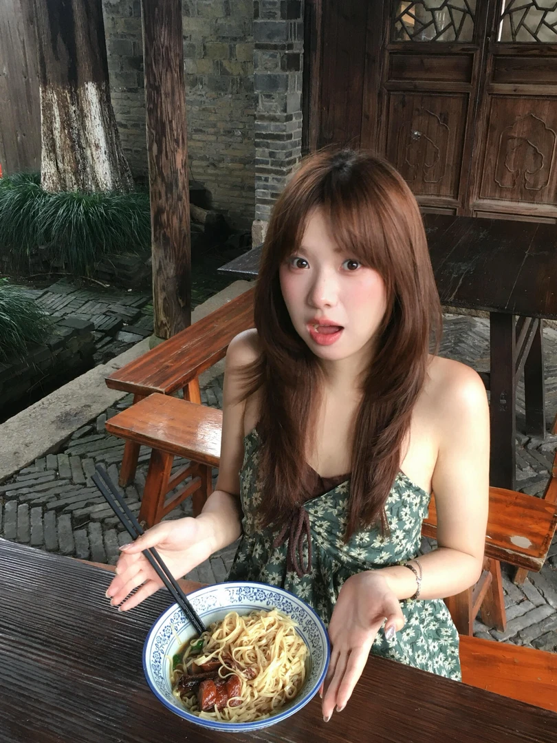 2025夏季新款法式复古碎花设计感小众收腰显瘦度假风别致连衣裙女