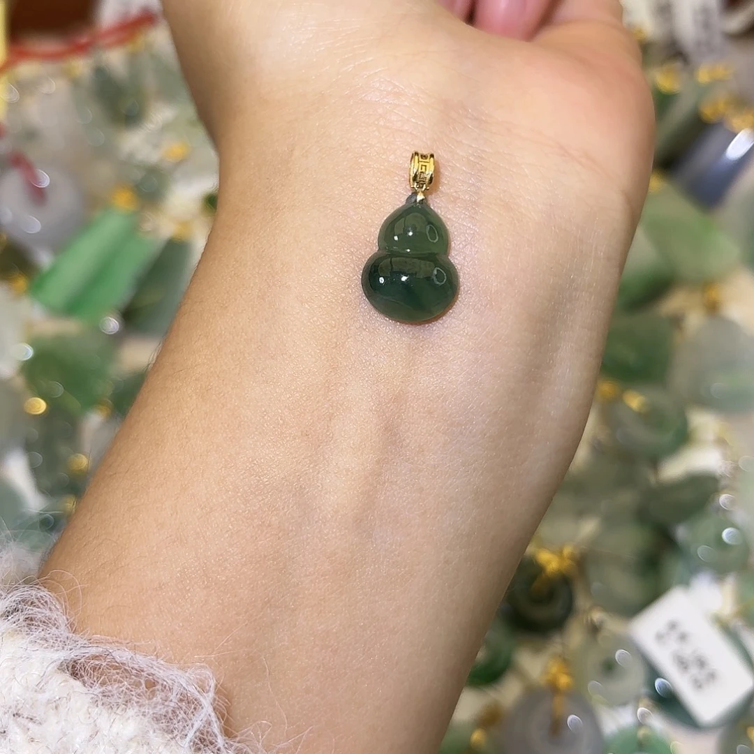 翡翠18K金镶嵌颈饰葫芦