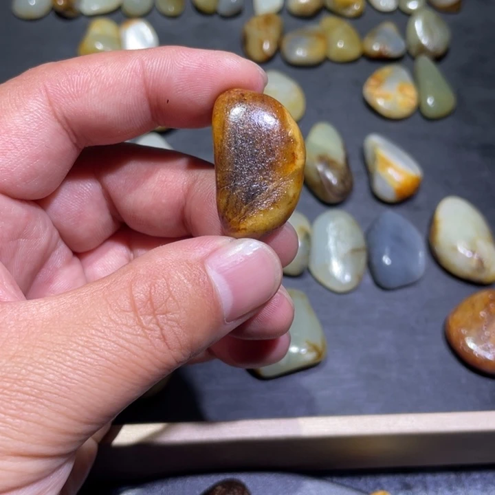 A***籽和田玉未镶嵌颈饰