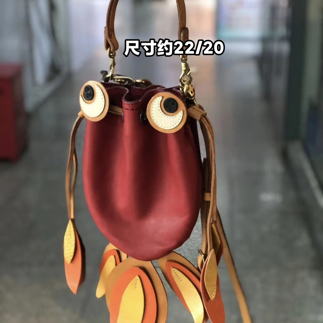 制道手工女士单肩斜挎包复古时尚休闲牛皮金鱼包卡通原创设计手提