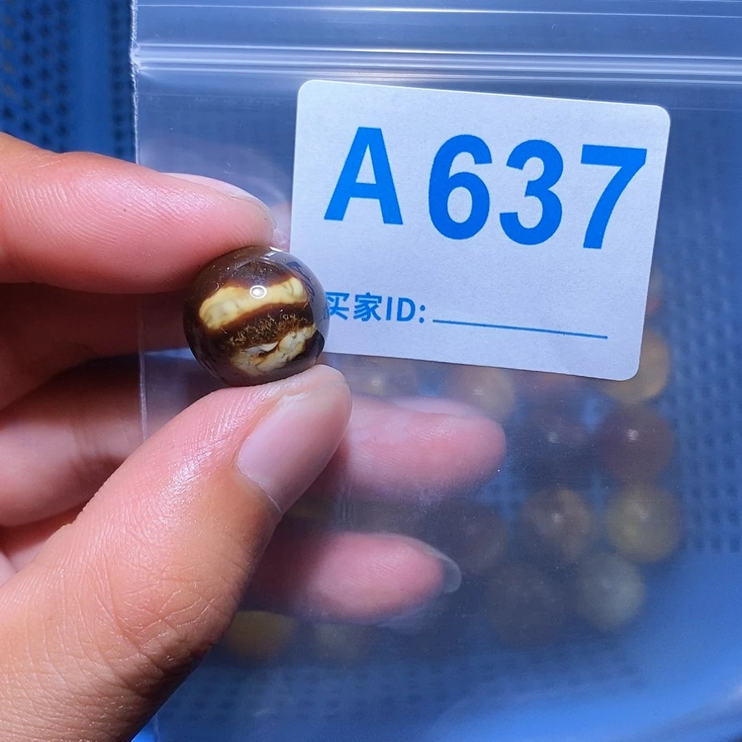 琥珀珠宝奇石未镶嵌闲***孩