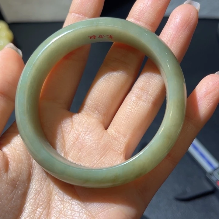 翡翠手镯未镶嵌?****床