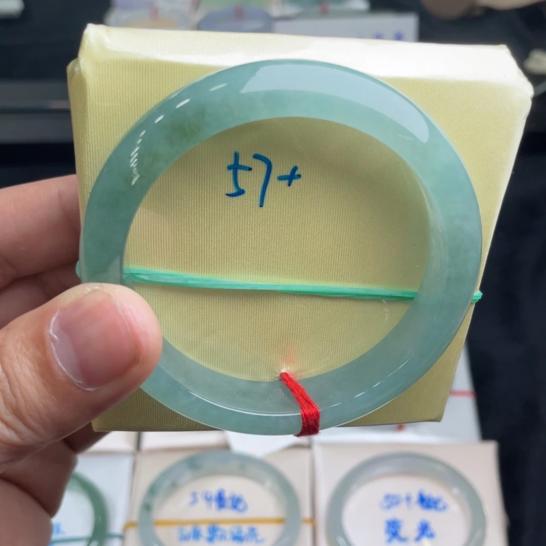翡翠手镯未镶嵌翡翠手镯