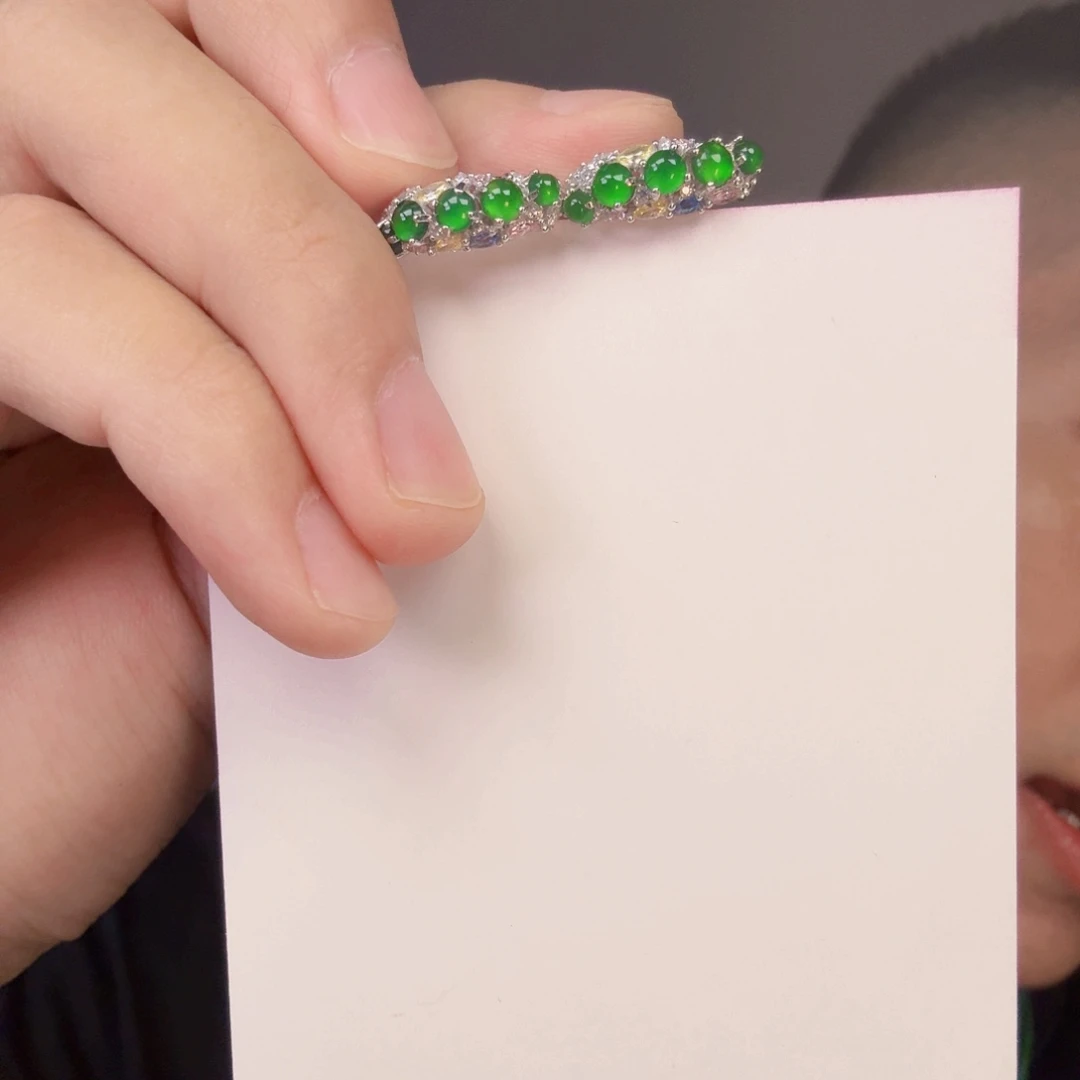 翡翠未镶嵌颈饰一对