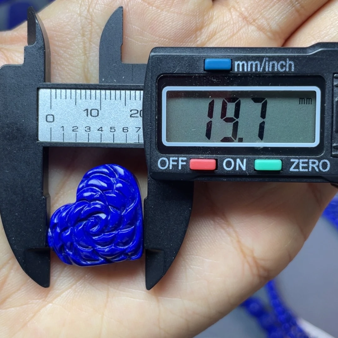 青金石未镶嵌玫瑰雕刻件