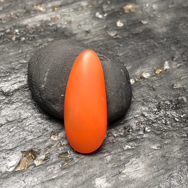 川料原矿南红玛瑙纯手工打磨尺寸25.8x11x5毫米，无裂