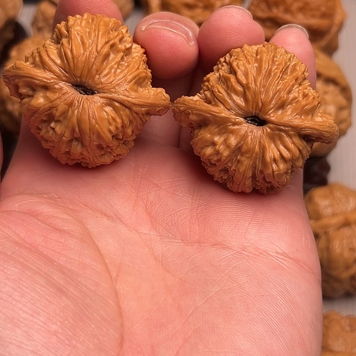 源***澈吊坠桃核秀球核桃手把件