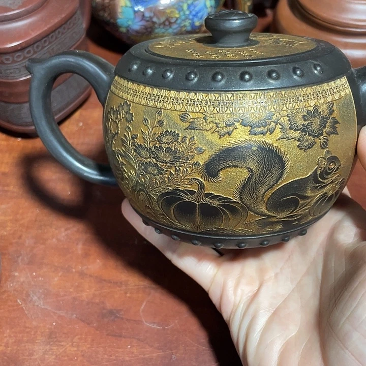 茶壶紫砂原矿泥料，手工制作的一把紫砂壶。