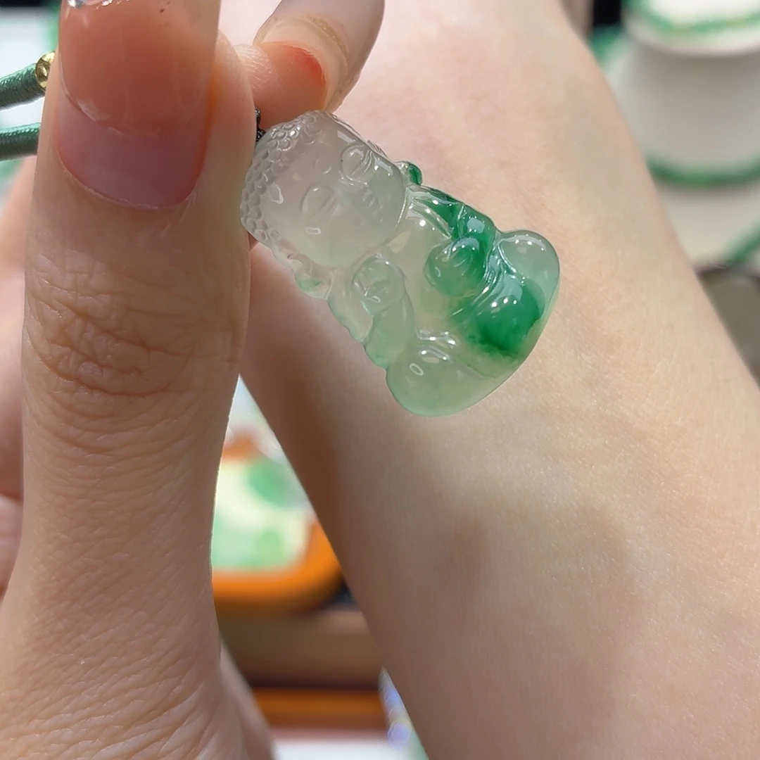 石英质玉未镶嵌颈饰幸**?