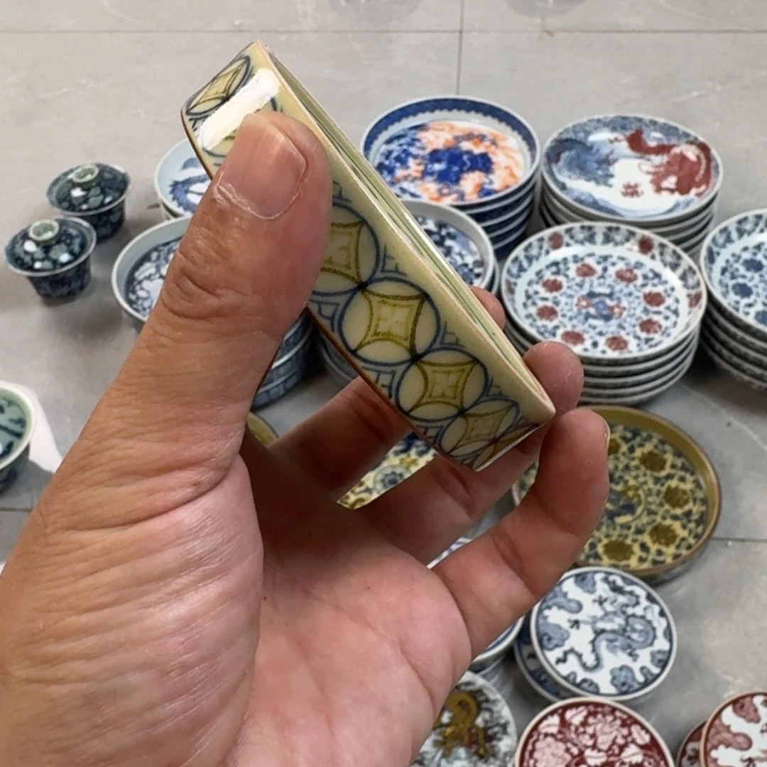 杯釉里金狮子盖置