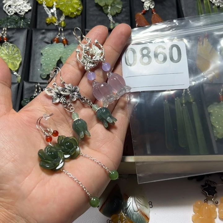 花***朝蛇纹石玉合金吊坠