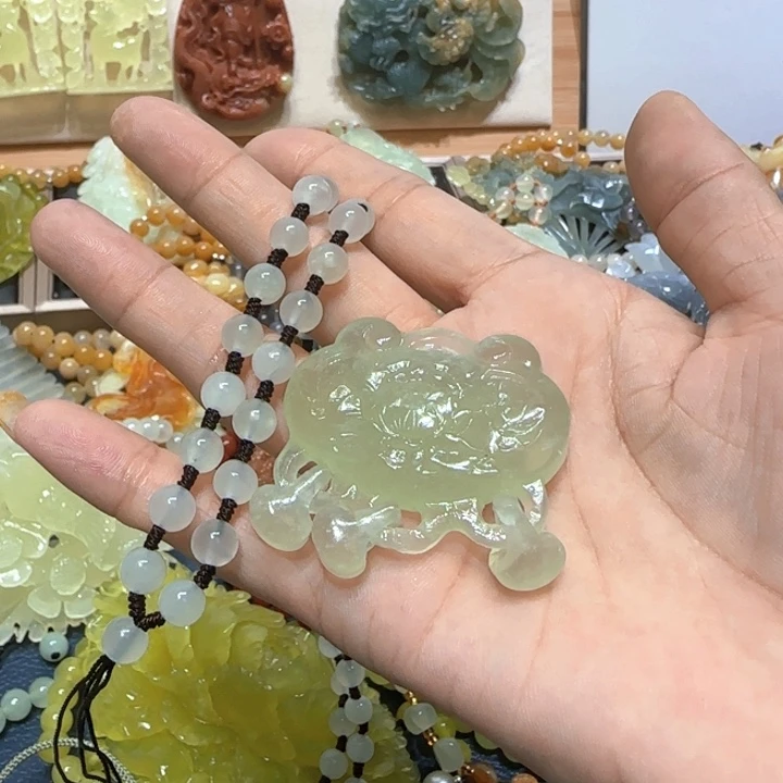 合金蛇纹石玉吊坠
