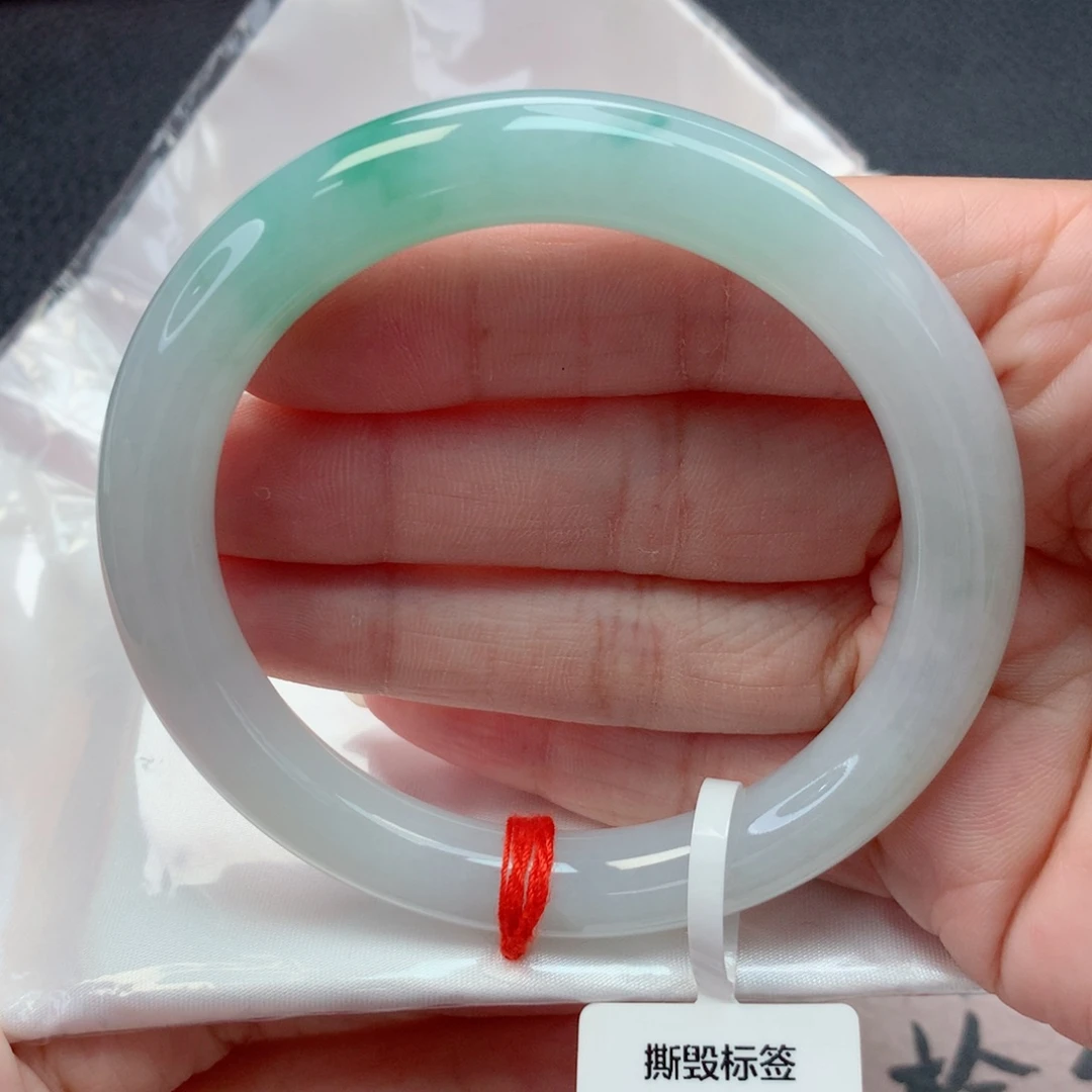 翡翠未镶嵌手镯57.7圆条 细糯化飘抹果阳绿有纹