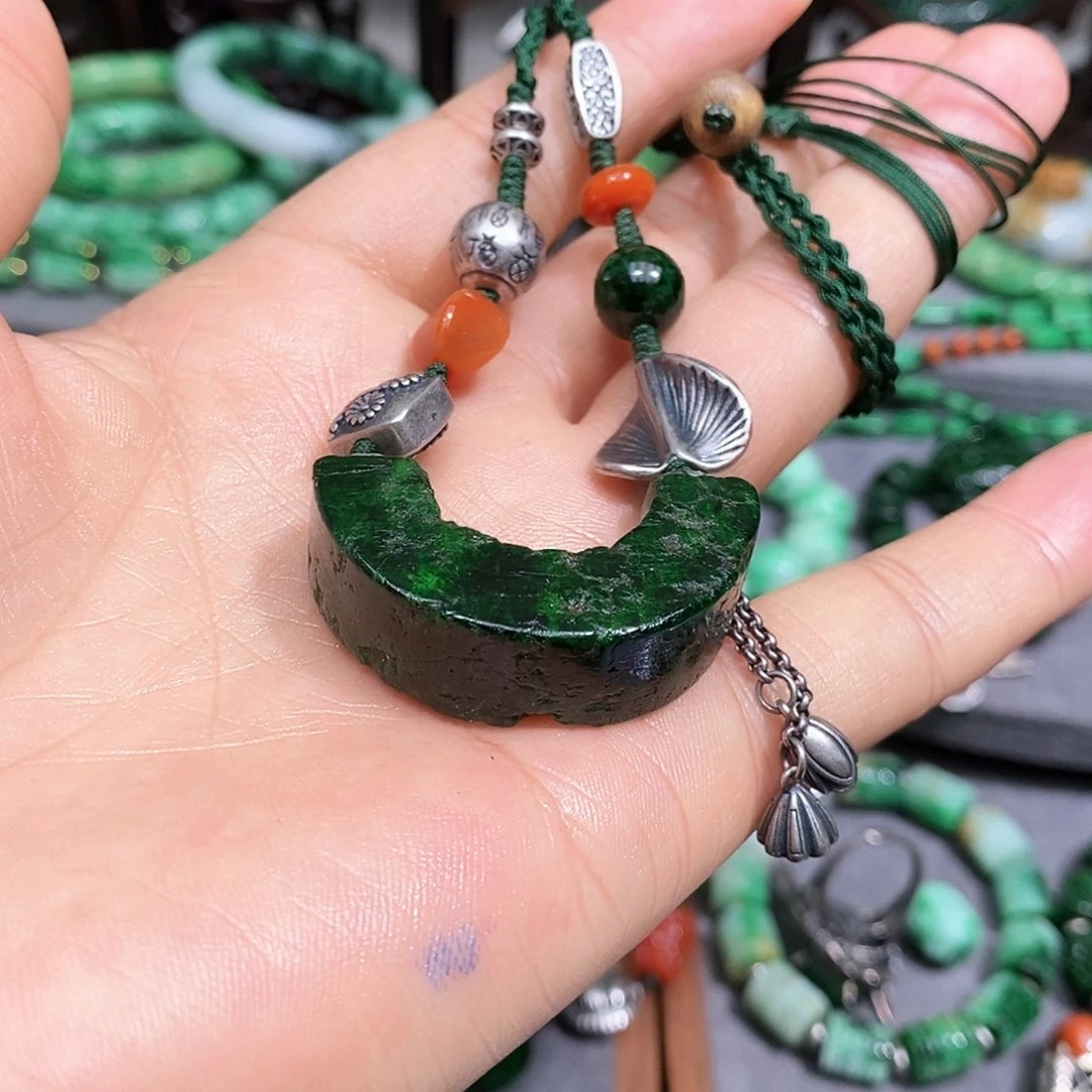 颈饰未镶嵌翡翠漂亮美眉也