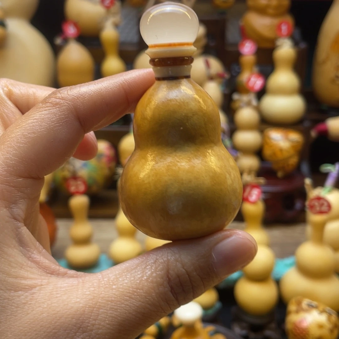 ?**?葫芦等多种颜色的花鸟画作品在国内外展出