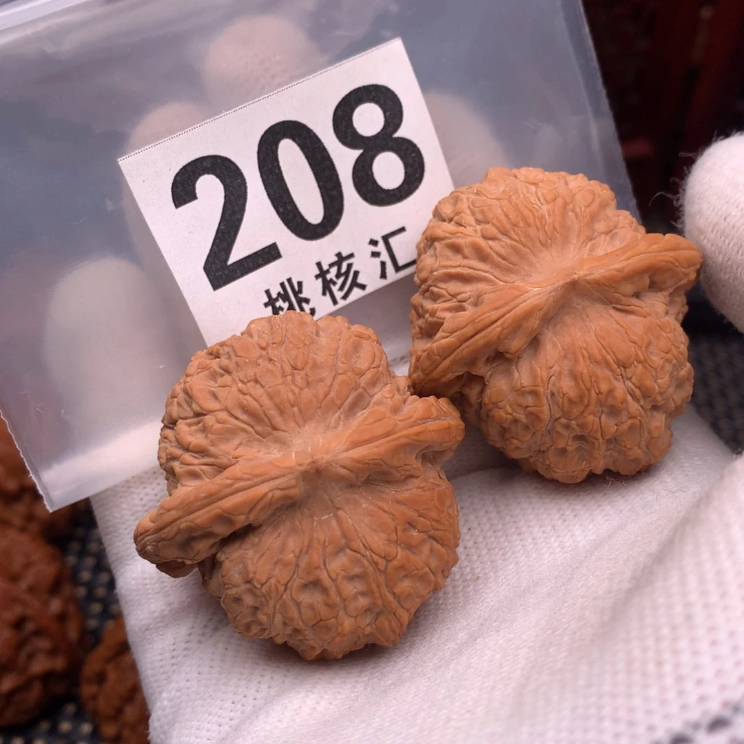 文玩核桃吊坠血麒麟40