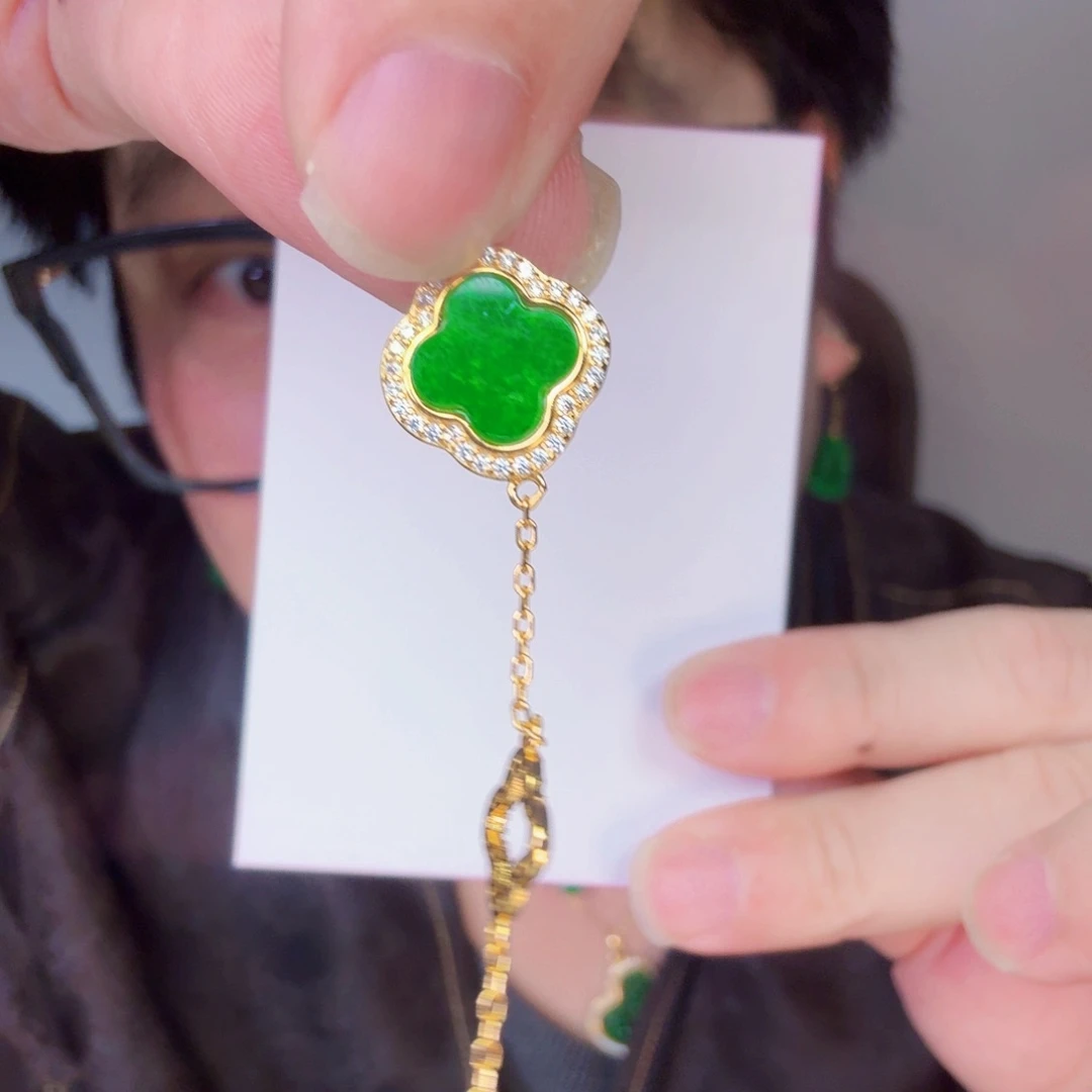 翡翠未镶嵌颈饰一件