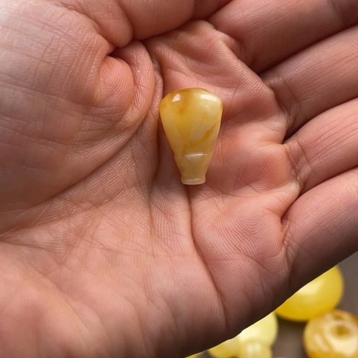 琥珀未镶嵌颈饰蜜蜡