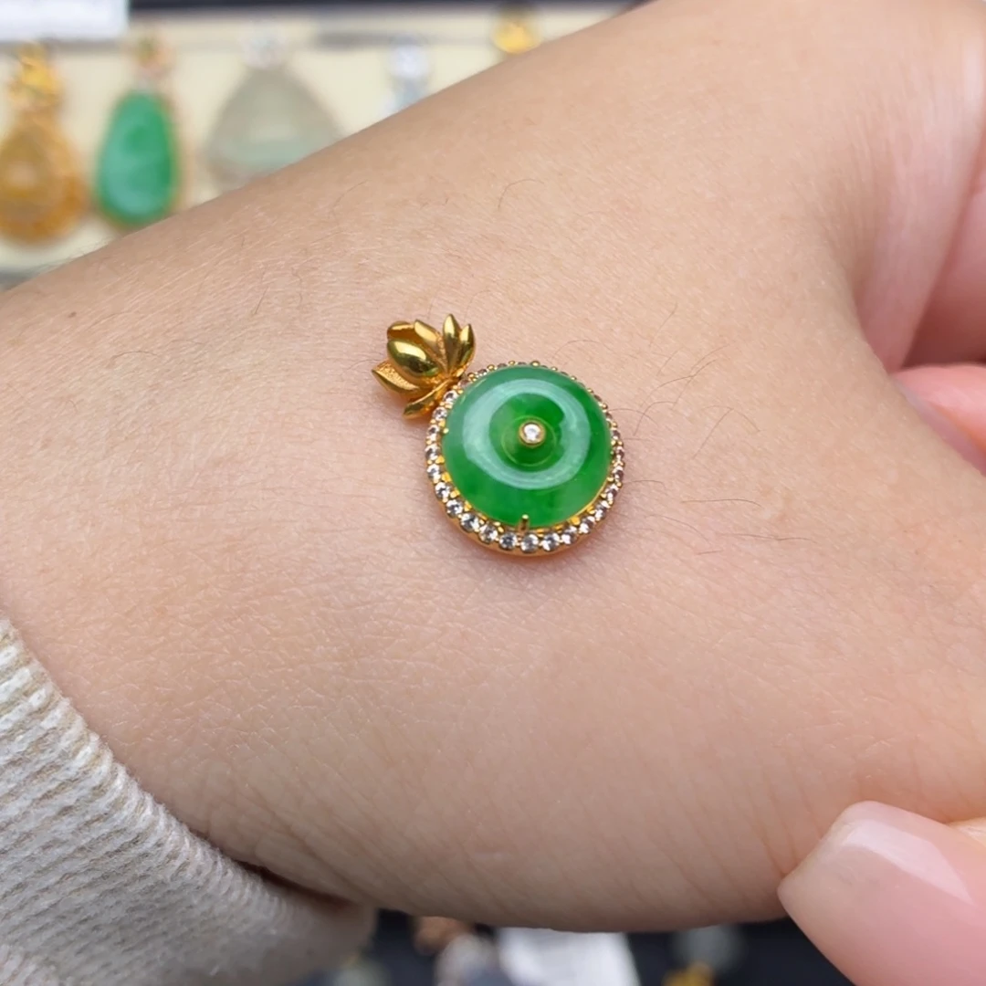 翡翠18K金镶嵌颈饰