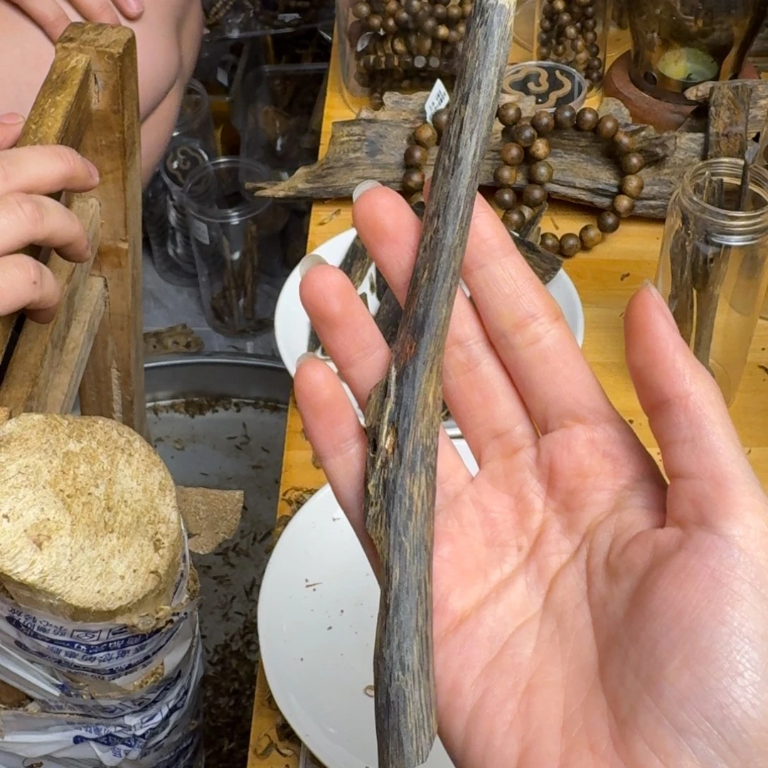 沉香手把件天然虫漏张勺子8克块料