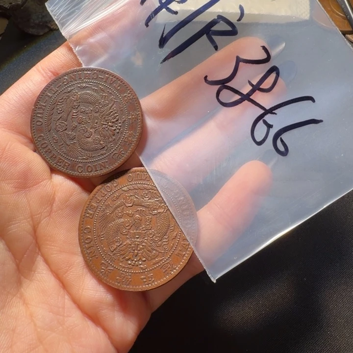 用***6两枚工艺品铜币摆件