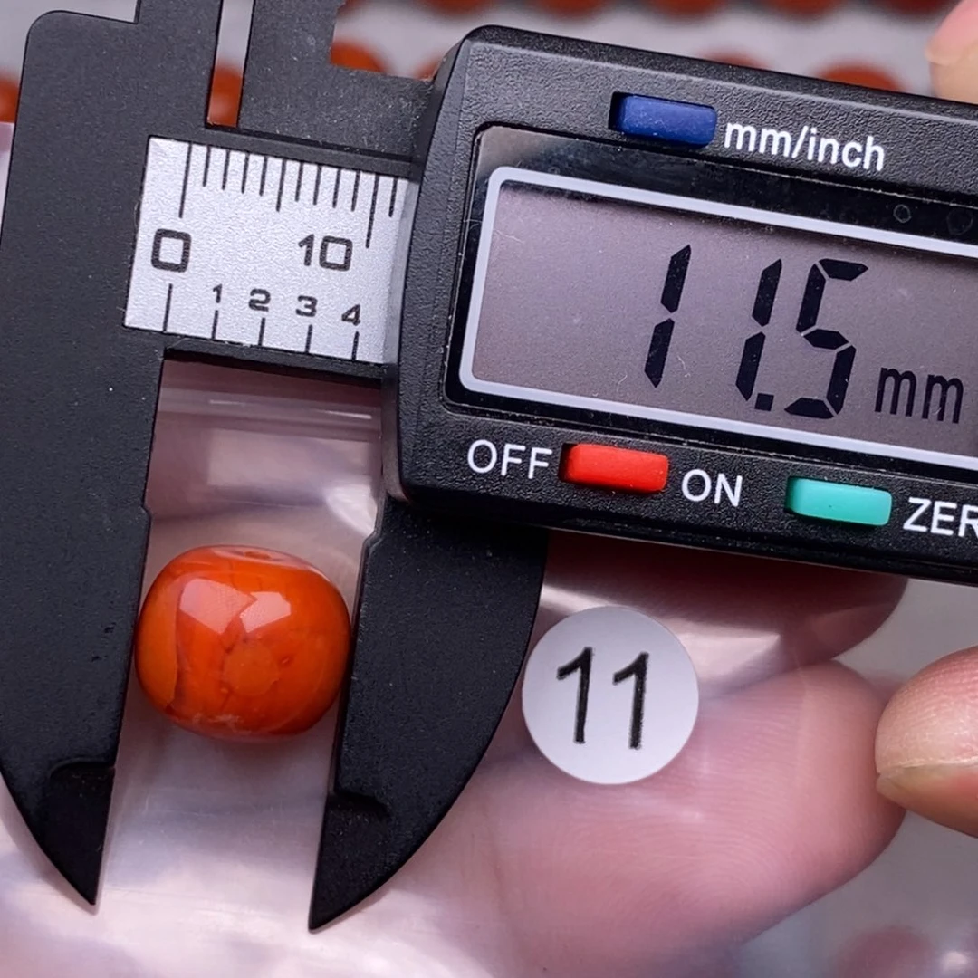 南红玛瑙未镶嵌配饰有瑕疵